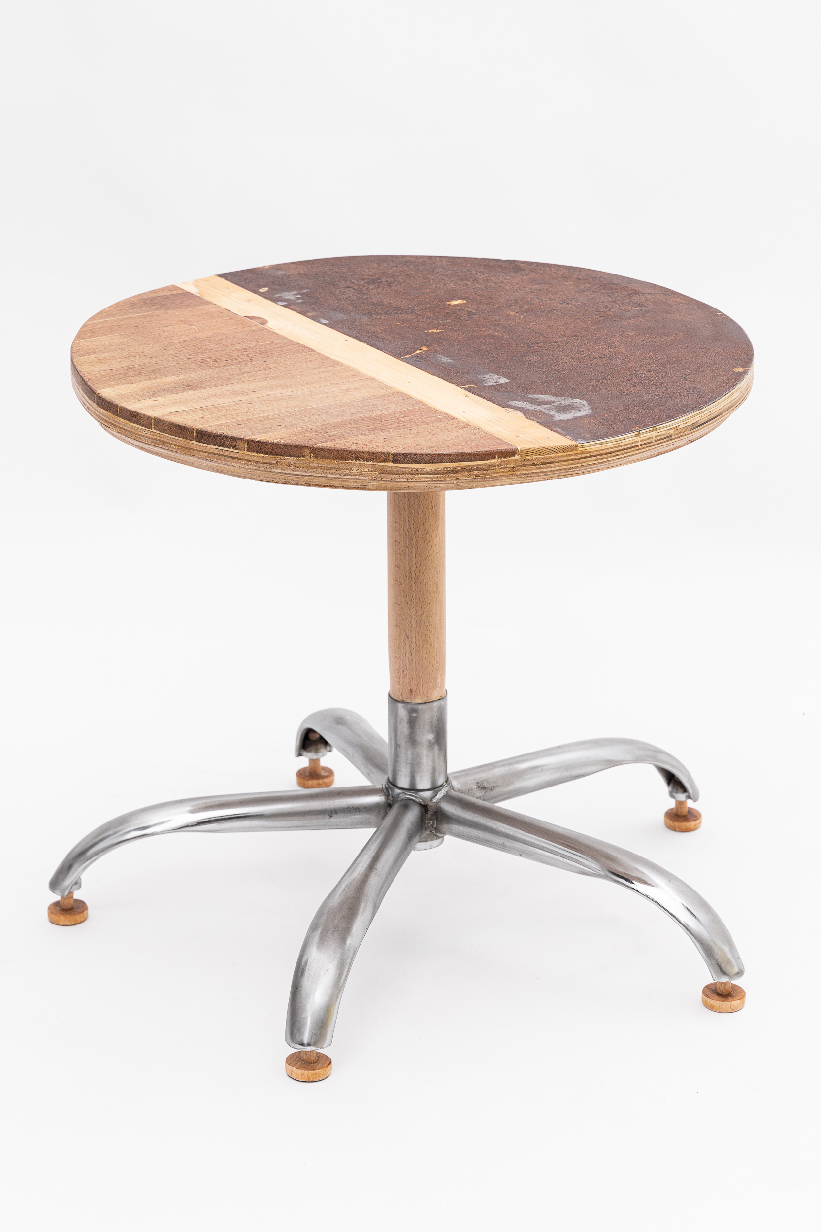 שולחן במיקס חומרים